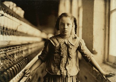Porträtt av ung flicka som arbetar som spinnare på bomullsspinneri, trots att hon inte är gammal nog för att arbeta, Whitnel, North Carolina av Lewis Wickes Hine