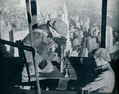 Nitar de sista bultarna på The Morning Mast of the Empire State Building, c1931 av Lewis Wickes Hine