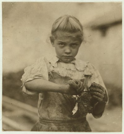 Rosie, 7 år, analfabet, arbetade ett andra år som ostron-shucker på Varn und Platt Canning Company, Bluffton, South Carolina, 1913 av Lewis Wickes Hine