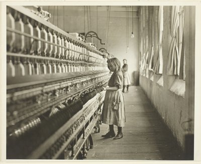 Sadie Pfeifer, spinnerska i bomullsspinneri, Lancaster, South Carolina av Lewis Wickes Hine