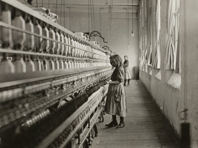 Sadie Pfeifer, spinnerska i bomullsspinneri, Lancaster, South Carolina av Lewis Wickes Hine