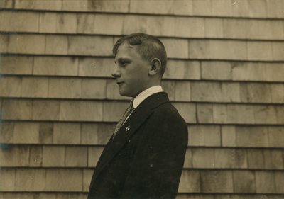 Bosättningspojke, sopgubbe och städare i sina söndagskläder, Fall River, Massachusetts av Lewis Wickes Hine