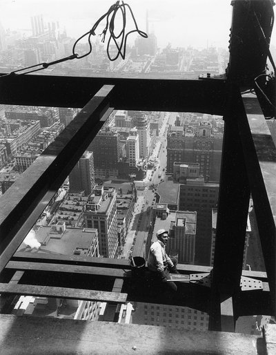 Sitting on Beam, Empire State Building, 1930-talet av Lewis Wickes Hine