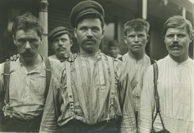 Stålarbetare vid Russian Boarding House, Homestead, Pennsylvania, 1907-8 (silvertryck av gelatin) av Lewis Wickes Hine
