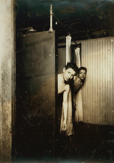 Två pojkar duschar på Postal Telegraph Company, Broadway, New York, New York, USA, ca 1910 (sepiafotografi) av Lewis Wickes Hine