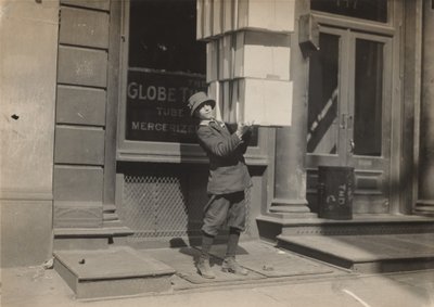 Vagnpojke eller "stjärtpojke" som hjälper till att lasta vagnen,ca. 1914 (foto) av Lewis Wickes Hine