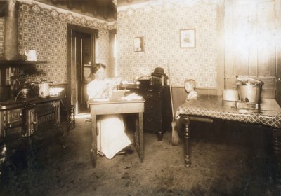 Kvinna som sätter in borst i tandborstar i sitt kök, ca 1912 av Lewis Wickes Hine