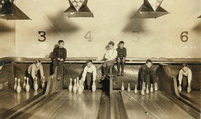 Unga pojkar sätter upp bowlingpinnar på Arcade Bowling Alley Late at Night, Trenton, New Jersey, USA, ca 1909 av Lewis Wickes Hine