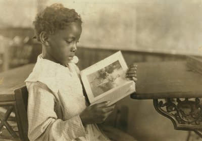 Läsbok för ung flicka i klassrummet, Pleasant Green School, Marlinton, Pocahontas County, West Virginia, USA, ca 1921 av Lewis Wickes Hine