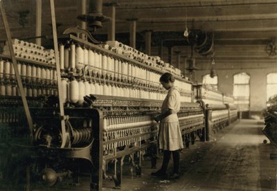 Ung tonårsflicka som arbetar som spinner på Cotton Mill, West, Texas, USA, ca. 1913 av Lewis Wickes Hine