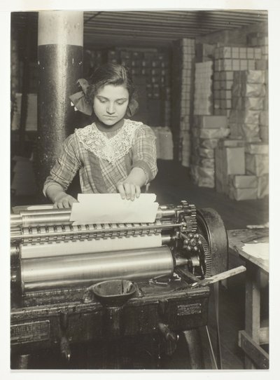 Ung arbetare i papperslådefabrik av Lewis Wickes Hine