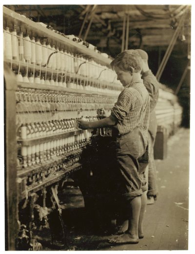Unga doffers ersätter hela bobiner i North Pownal, Vermont, 1910 av Lewis Wickes Hine