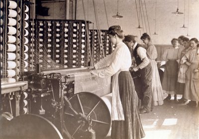 Unga kvinnor som arbetar vid en spinnmaskin i ett bomullsbruk, South Carolina, 1908 av Lewis Wickes Hine