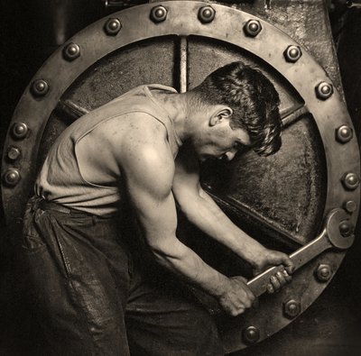 närbild av en kraftverksmekaniker som arbetar på ångpumpen ca 1920 (foto) av Lewis Wickes Hine