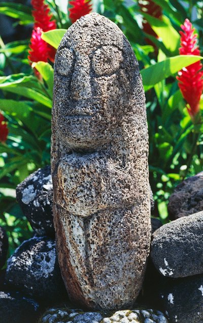 Antropomorfisk Tiki-skulptur, Papeete, Tahiti, Samhällsöarna, Windwardöarnas skärgård, Franska Polynesien (franska republikens utomeuropeiska territorium) av Unbekannt Unbekannt