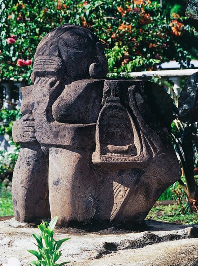 Antropomorfisk Tiki-skulptur, Papeete, Tahiti, Samhällsöarna, Windwardöarnas skärgård, Franska Polynesien (franska republikens utomeuropeiska territorium) av Unbekannt Unbekannt