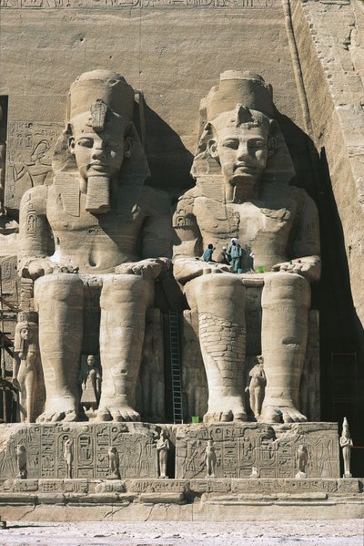 Kolossala sandstensfigurer av tronande Ramses II av Unbekannt Unbekannt