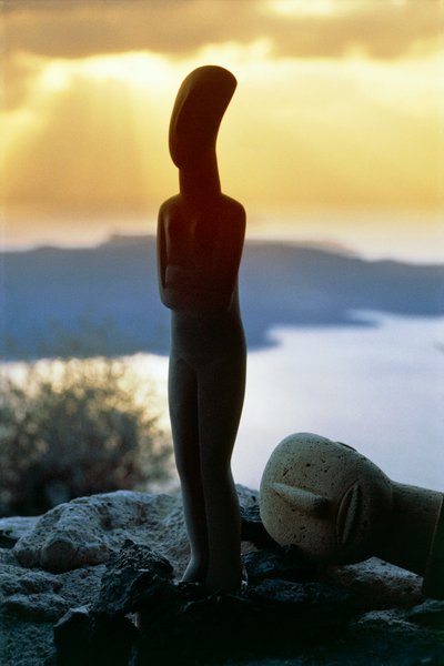 Kykladisk idol på bakgrunden av kusten, Kykladerna, Grekland, kykladisk civilisation (foto) av Unbekannt Unbekannt