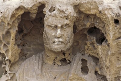 Egypten, Alexandria, Katakomberna i Kom-esh-Shuqafa, Interiör av hypogeum, detalj av en staty av Unbekannt Unbekannt