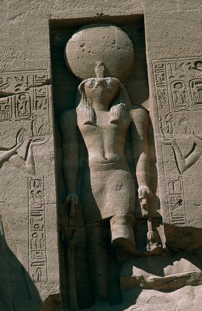 Egypten, Nubien, Abu Simbel, Ramses II:s stora tempel, fasad, nisch med staty av solguden Ra av Unbekannt Unbekannt