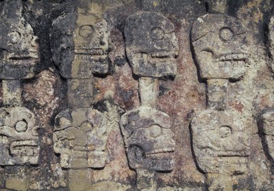 Relief föreställande mänskliga skallar, detalj av Tzompantli, eller Wall of Skulls, arkeologiska platsen Chichen Itza (UNESCOs världsarvslista av Unbekannt Unbekannt