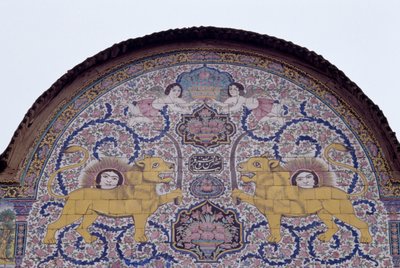 Sol och lejon, kungligt emblem från Qajar-dynastin, polykrom kakeldekoration på framsidan av Qavam-huset även känt som Narenjestan e Ghavam av Unbekannt Unbekannt