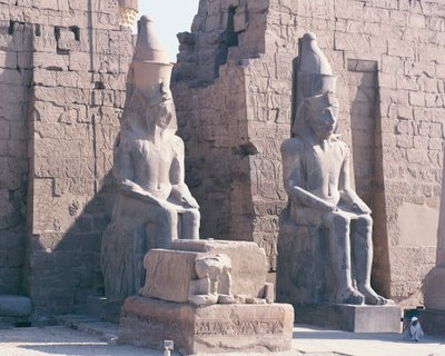 Luxors tempel, Ramses II:s pylon, två kolossala statyer av kungen av Unbekannt Unbekannt