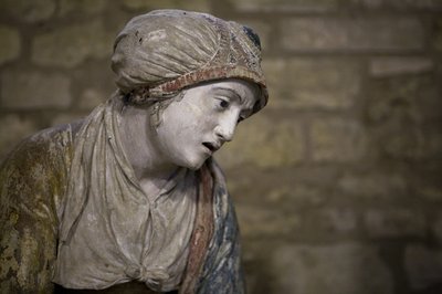Helig kvinna i en huva (målad sten) av Ligier Richier