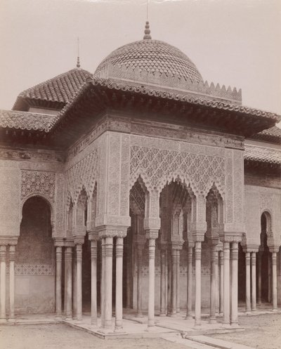 [Lejonens gård, Alhambra, Granada], 1880-90-tal. av Likely Sebastiano Tassinari.