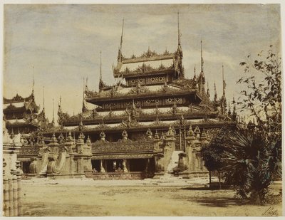 Amerapoora: Maha-Too-Lo-Bounghian Kyoung, 1855 (albumintryck från ett vaxat pappersnegativ tonat i akvarell) av Linnaeus Tripe