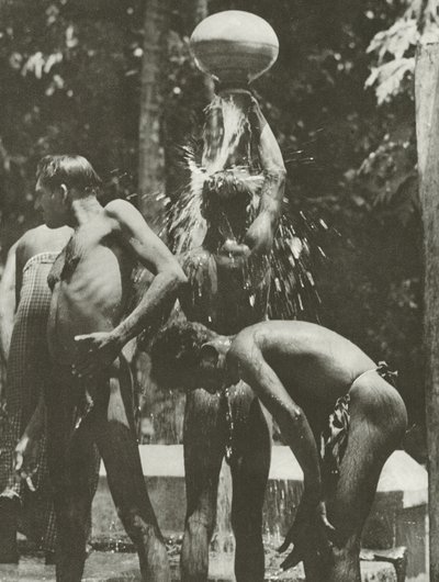 Vid brunnen (s/v foto) av Lionel Wendt