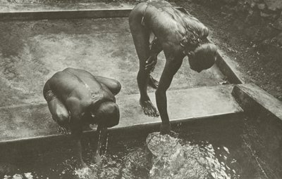 Vid brunnen (s/v foto) av Lionel Wendt