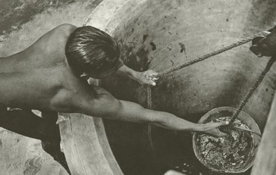 Vid brunnen (s/v foto) av Lionel Wendt