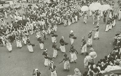 Perahera (s/v foto) av Lionel Wendt