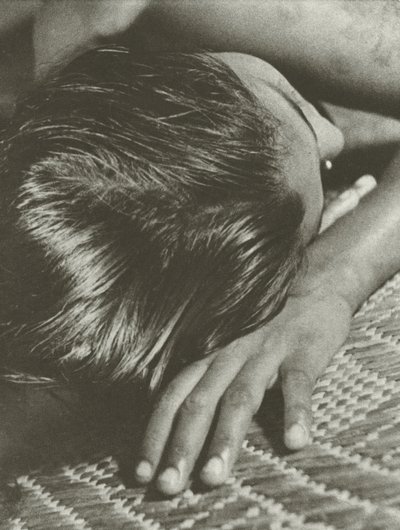Siesta (s/v foto) av Lionel Wendt