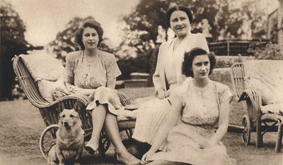 Hennes Majestät Drottningen med de kungliga prinsessorna, c1950. av Lisa Sheridan