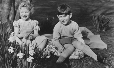 Prins Charles och prinsessan Anne som barn på Balmoral den 28 september 1952. av Lisa Sheridan