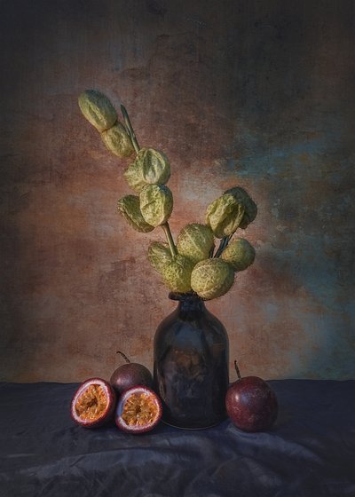 Stilleben med mörk passionsfrukt av Liu Xing