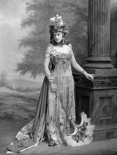 Mrs Algernon Bourke 1870-1967, född Guendoline Irene Emily Sloane-Stanley..., 1897. av London . Photo studio Lafayette