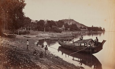 Båtar på Ava, Burma bw foto av Lord Henry Rawlinson