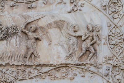 Utdriven från Eden, detalj från Stories of Genesis, basreliefer av Lorenzo Maitani (före 1275-1330), första pelare, sidofasad av Orvieto-katedralen, Umbrien, Italien av Lorenzo Maitani