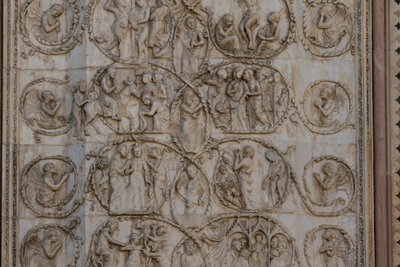 Scener från Kristi liv, Berättelser från Nya testamentet, basreliefer av Lorenzo Maitani (före 1275-1330), tredje pelaren, fasaden på Orvieto-katedralen, Umbrien, Italien av Lorenzo Maitani