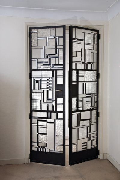 Set med dörrar, ca 1928 (glas & patinerat järn) av Louis Barillet