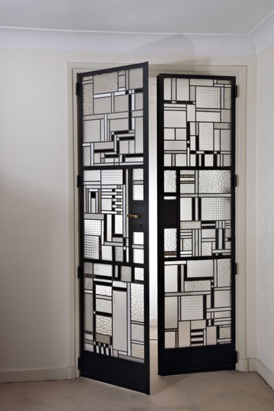 Set med dörrar, ca 1928 (glas & patinerat järn) av Louis Barillet