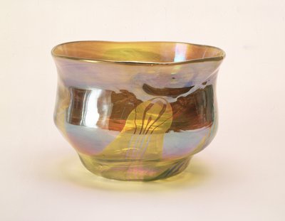 Favrile Bowl, för Glass Decorating Company, New York, ca 1894 (gult glas med iris) av Louis Comfort Tiffany