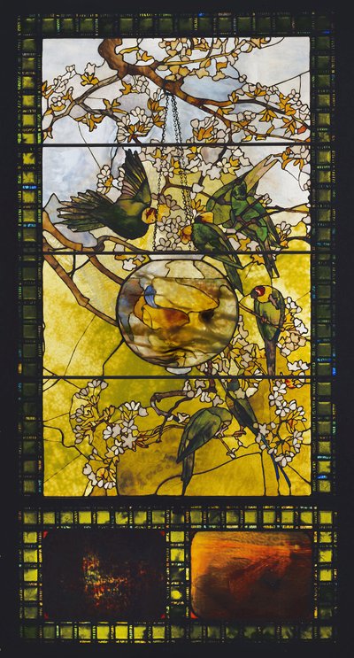 Parakiter och guldfiskskål, ca 1893 av Louis Comfort Tiffany