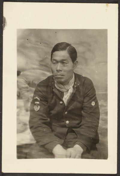 [Asiatisk man i uniform] av Louis Fleckenstein