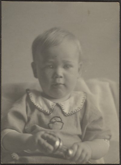 Baby med en silverrassla av Louis Fleckenstein