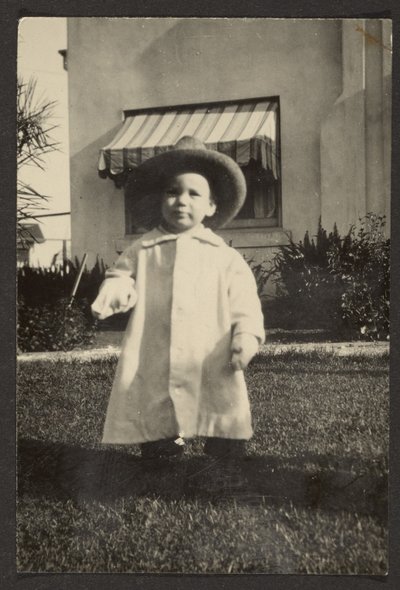 [Baby i stor hatt] av Louis Fleckenstein