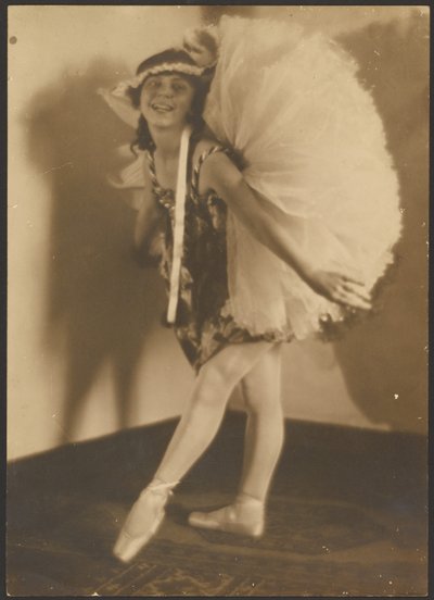 [Ballerina med huvudbonad] av Louis Fleckenstein